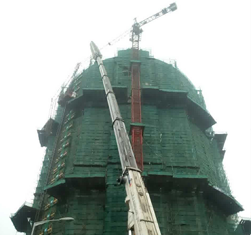 十堰市吊车在工地上作业